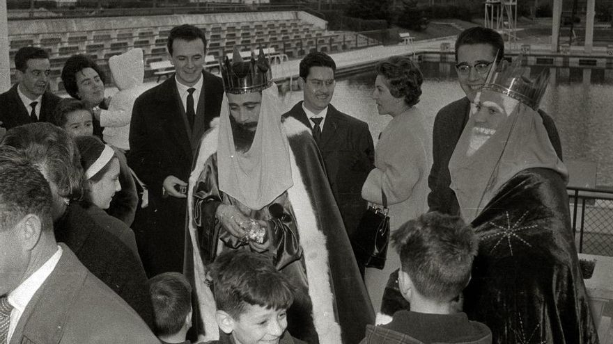 Los Reyes Magos en el interior del edificio de las piscinas de Anoeta repartiendo regalos a unos niños en 1963