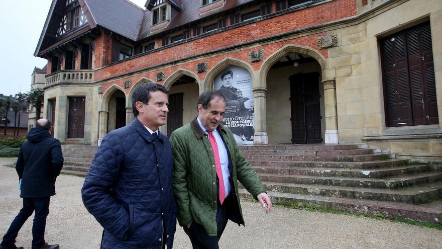 El concejal de Barcelona Pel Canvi y exprimer ministro de Francia, Manuel Valls (izq), y el hijo del dirigente socialista Fernando Múgica, asesinado por ETA, José María Múgica (dech), a su llegada al Palacio de Miramar para la presentación de la exposició