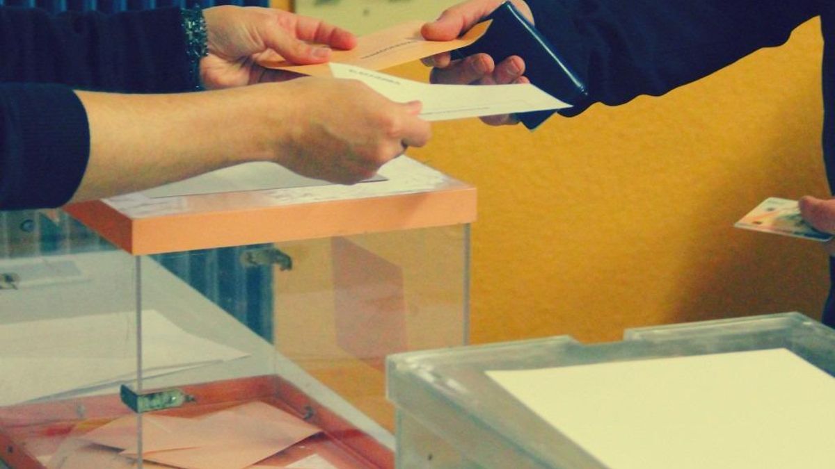 Un ciudadano votando en las Generales.
