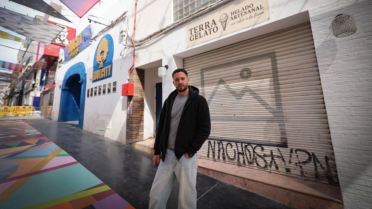 El 'West End de Ibiza', entre las noches sin freno y el espejismo 'transformador' de Okuda: "Esto no se arregla con color"