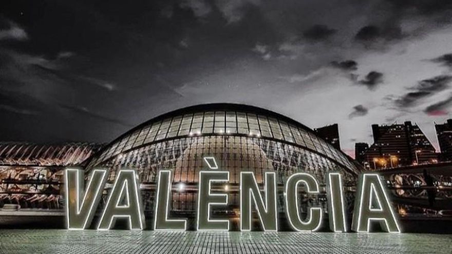 La AVL apoya, con dieciséis votos a favor, dos en contra y dos abstenciones, el topónimo de València con la "correcta" denominación actual