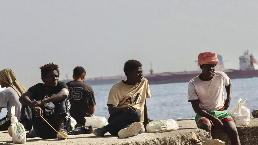 Miles de migrantes siguen viviendo en la playa del Trampolín y en otros lugares de Ceuta al aire libre mientras continúan los trabajos para instalar y acondicionar las carpas que en principio van a acoger a 1.500 personas. EFE/Reduan