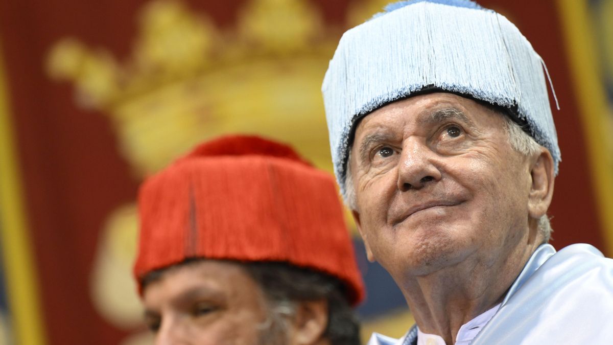 Víctor Manuel, durante el solemne acto de investidura como doctor Honoris Causa por la Universidad de Oviedo/Uviéu.