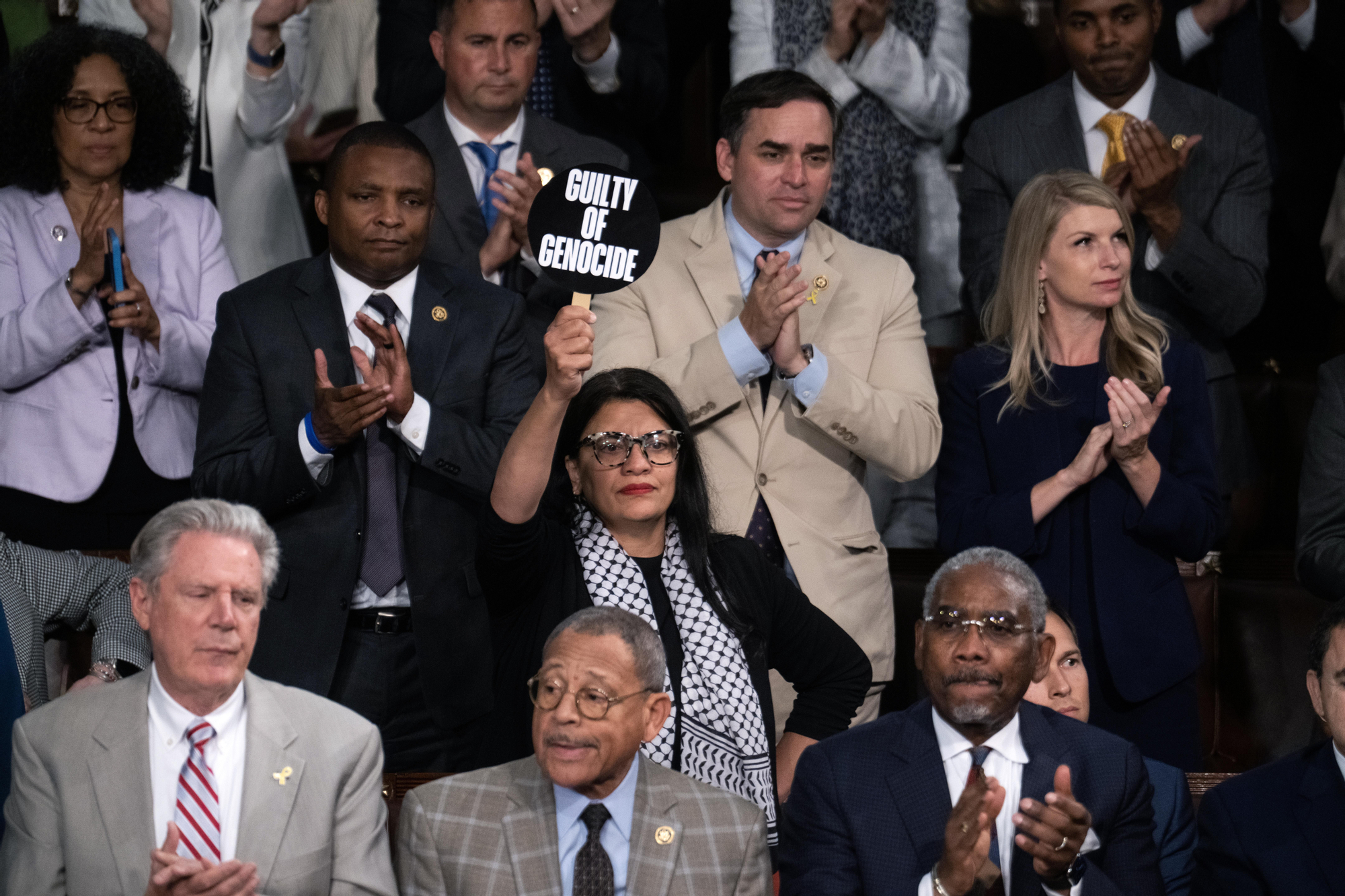Rashida Tlaib, con un cartel que dice "culpable de genocidio" durante el discurso del primer ministro israelí, Benjamin Netanyahu, ante una sesión conjunta del Congreso en la Cámara de Representantes de EEUU, el 24 de julio de 2024.