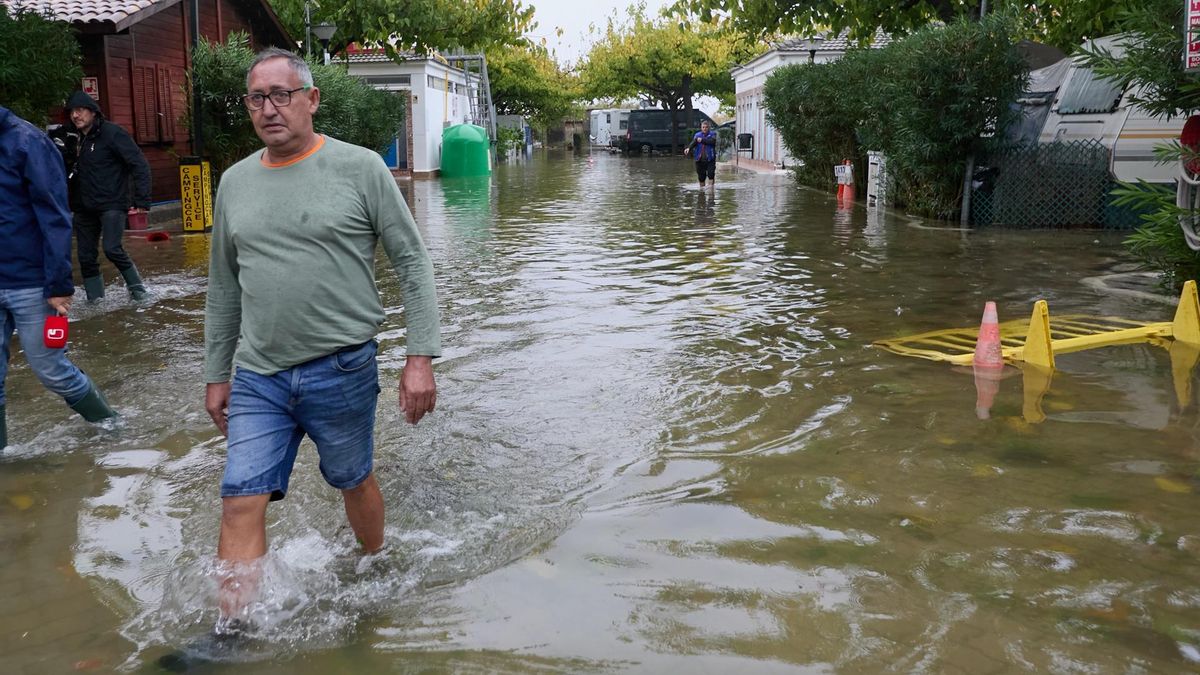 Vista del camping Coelius inundado a consecuencia del paso de la dana Adam en la localidad valenciana de Miramar, este lunes.