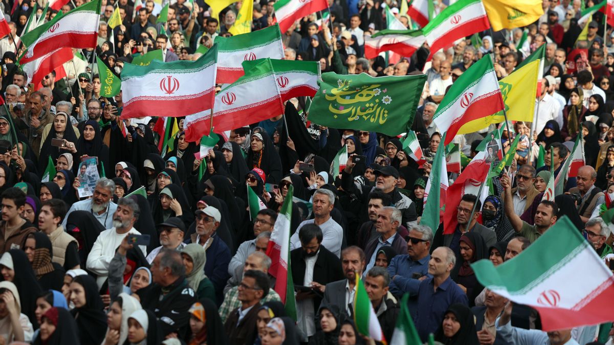 Ciudadanos iraníes participan en una manifestación para mostrar su apoyo y solidaridad con el nuevo líder supremo iraní, el ayatolá Mojtaba Khamenei, en Teherán, Irán, el 29 de abril de 2026. La manifestación se produce tras el anuncio del presidente estadounidense Trump, el 21 de abril, de que el alto el fuego entre Estados Unidos e Irán se ha prorrogado indefinidamente a petición de Pakistán, mientras se mantiene el bloqueo naval y continúan las negociaciones diplomáticas. (Estados Unidos, Teherán) EFE/EPA/ABEDIN TAHERKENAREH