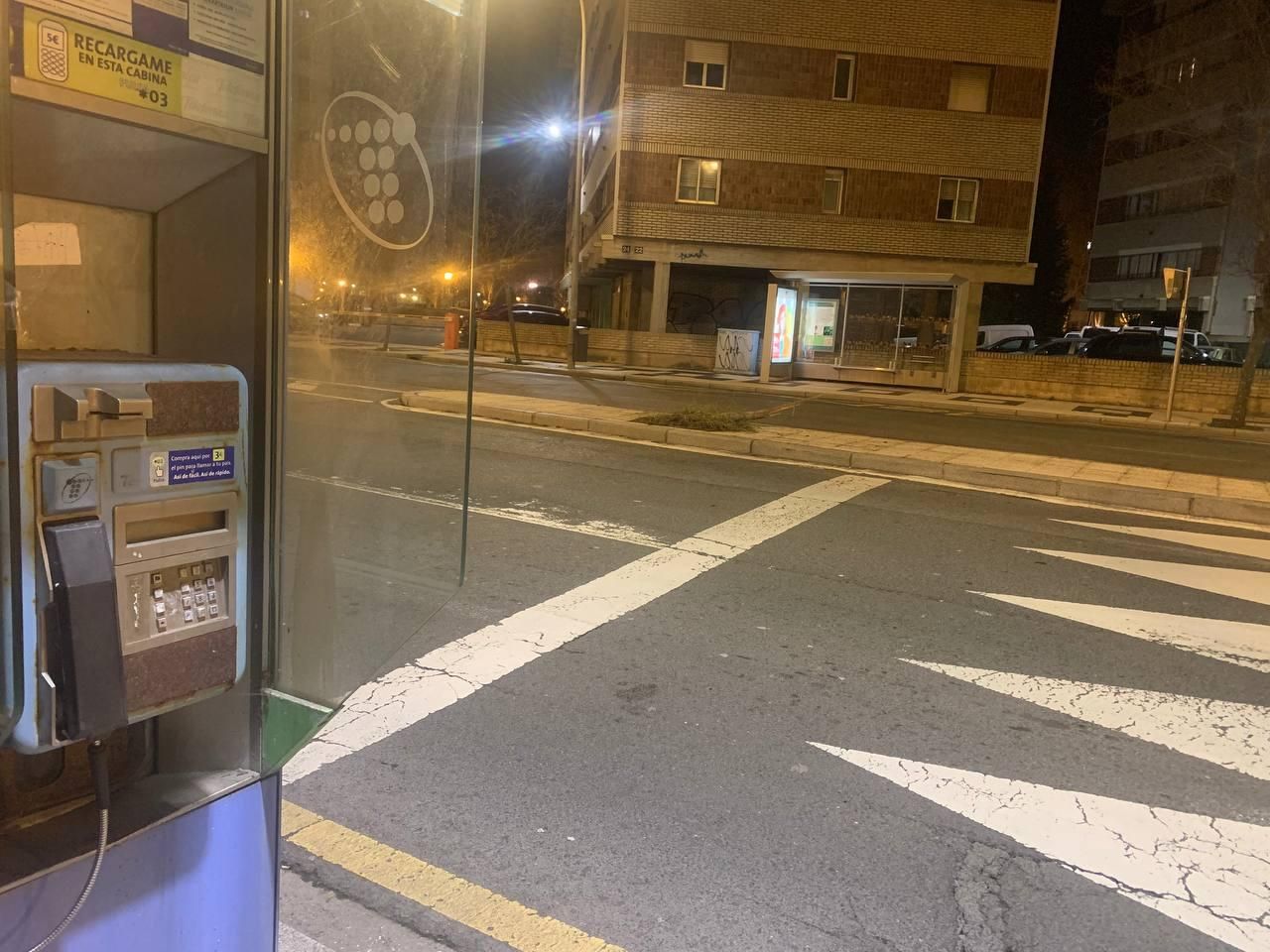 Cabina de teléfono en la calle José Achotegui, junto al hospital de Txagorritxu, en Vitoria