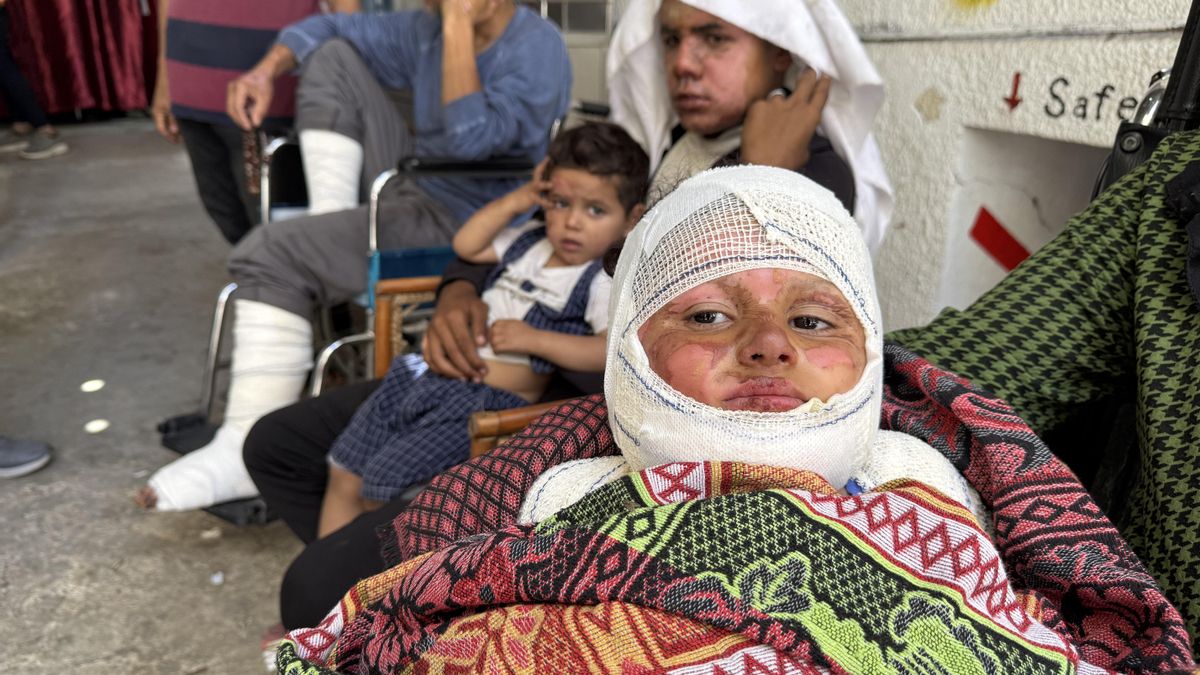 Los médicos de la Franja de Gaza trabajan día y noche para atender a los cientos de heridos que se agolpan en los hospitales y clínicas