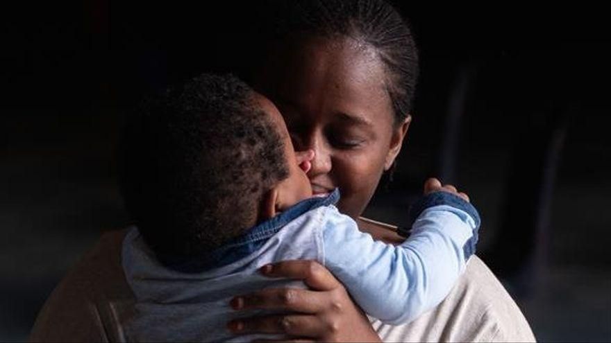 Una de las madres que fueron separadas de sus hijos por la Fiscalía de Las Palmas al llegar a Canarias