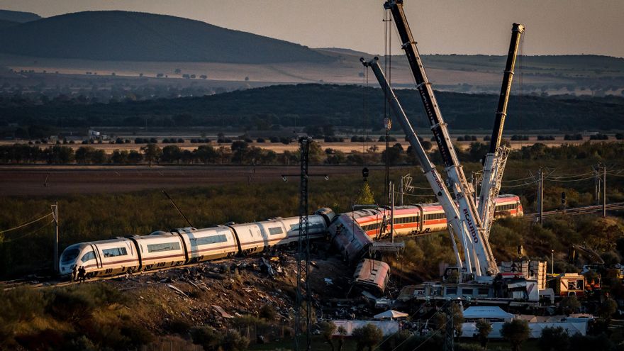 Varias grúas trabajan en la zona del accidente ferroviario en Urda.