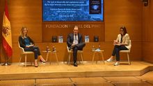 Álvarez de Toledo, Lacalle y la periodista Pilar García de la Granja, este jueves, en Madrid.