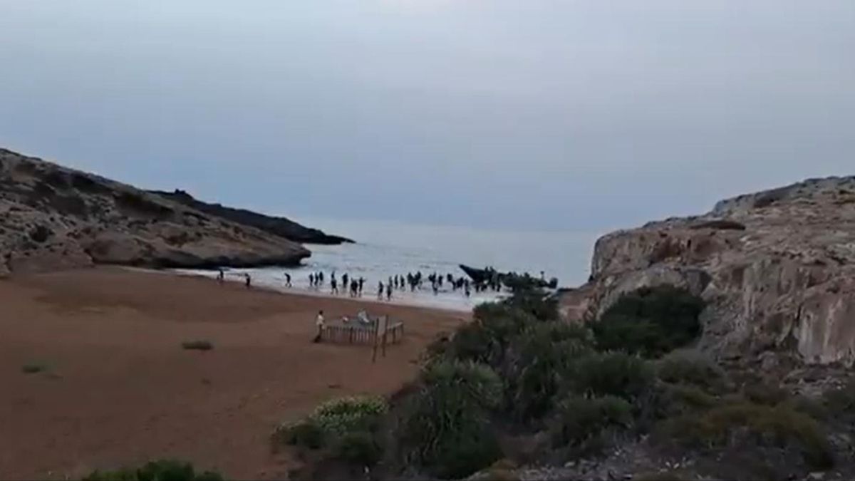 Una patera con medio centenar de personas a bordo llega a Cala de los Dentoles, en Cartagena
