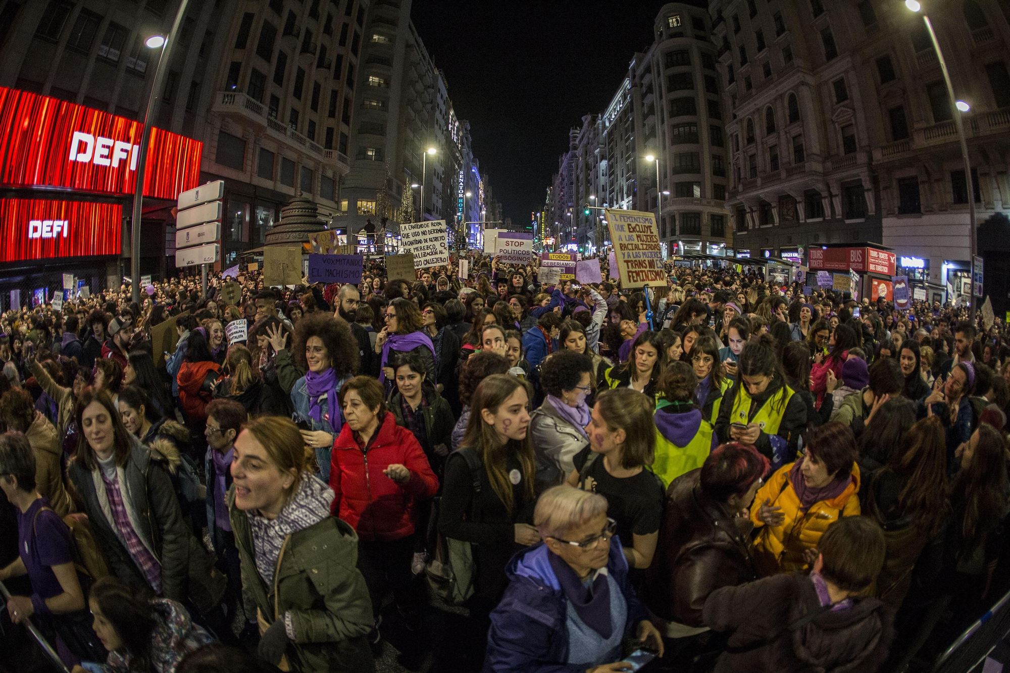 Llegando a Plaza de España: tramo final de la Gran Vía, las manifestantes ya llegan al final de la marcha