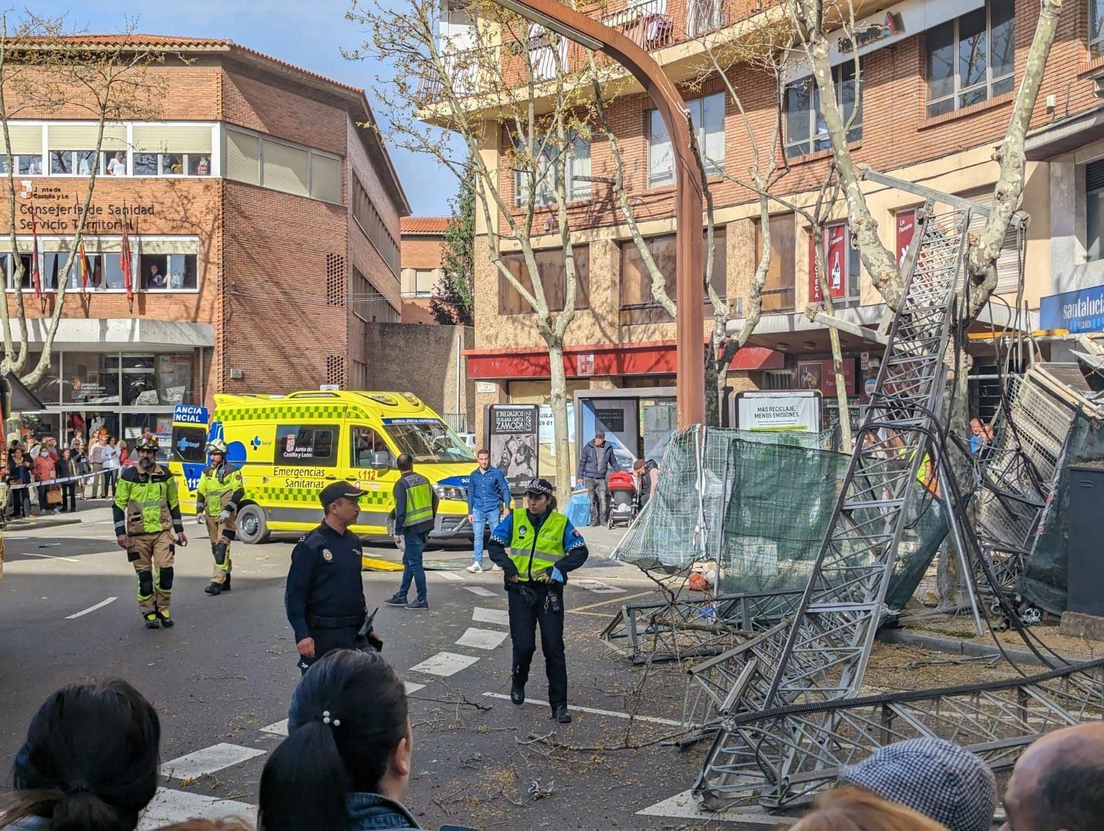 Los policías vigilan la zona del andamio caído.
