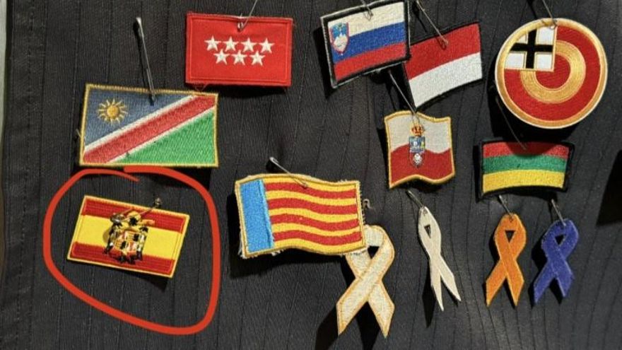 Un puesto en la feria infantil Expojove de València pone a la venta banderas franquistas