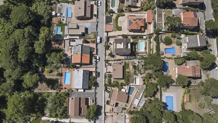 Algunas zonas del municipio cuentan con una gran densidad de piscinas, según se puede observar a vista de dron.