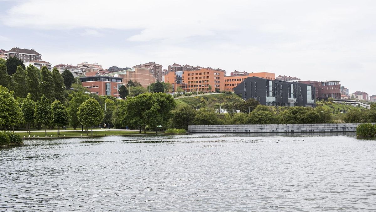 Campus de la Universidad de Cantabria desde el parque de Las Llamas