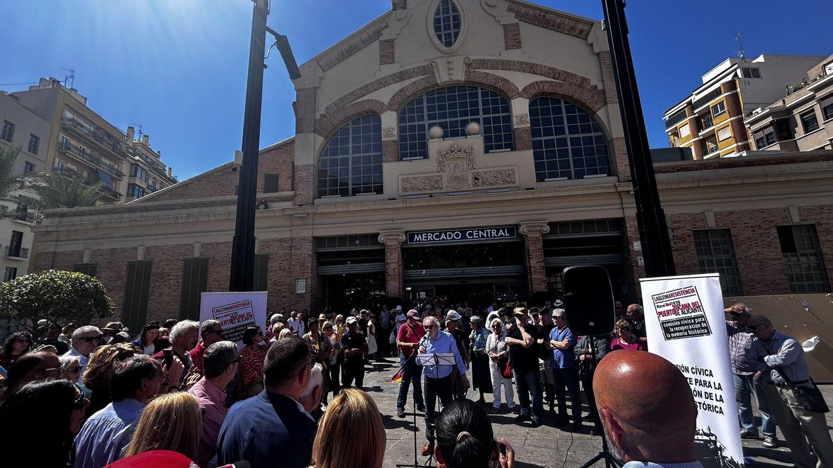 Homenaje realizado a las puertas del Mercado Central de Alicante en 2024.