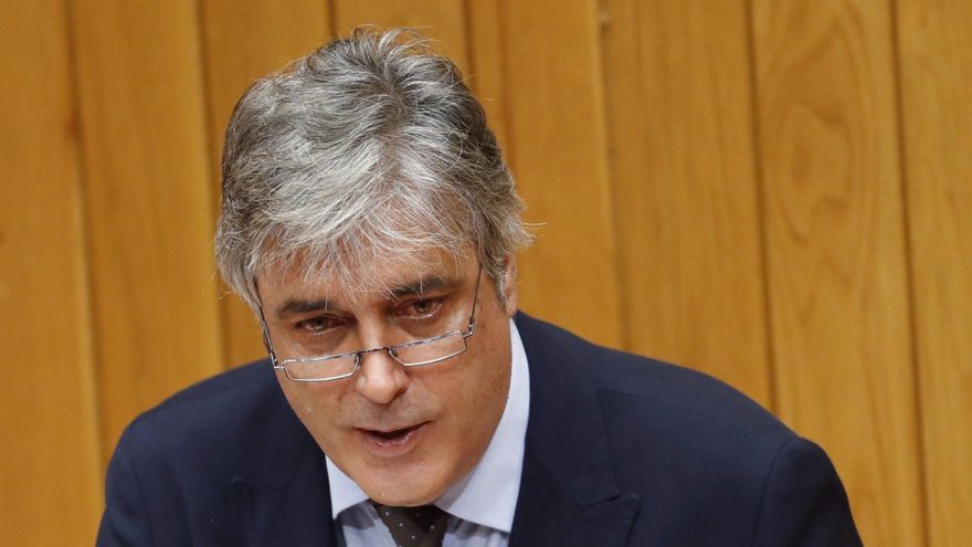 El portavoz del grupo Popular, Pedro Puy, durante su intervención ante el Parlamento de Galicia que desempolva en esta sesión plenaria la comisión de investigación sobre el proceso de fusión de las extintas cajas de ahorro gallegas que sigue sin conclusiones más de ocho años después de su constitución, este martes en Santiago de Compostela. EFE/Lavandeira jr