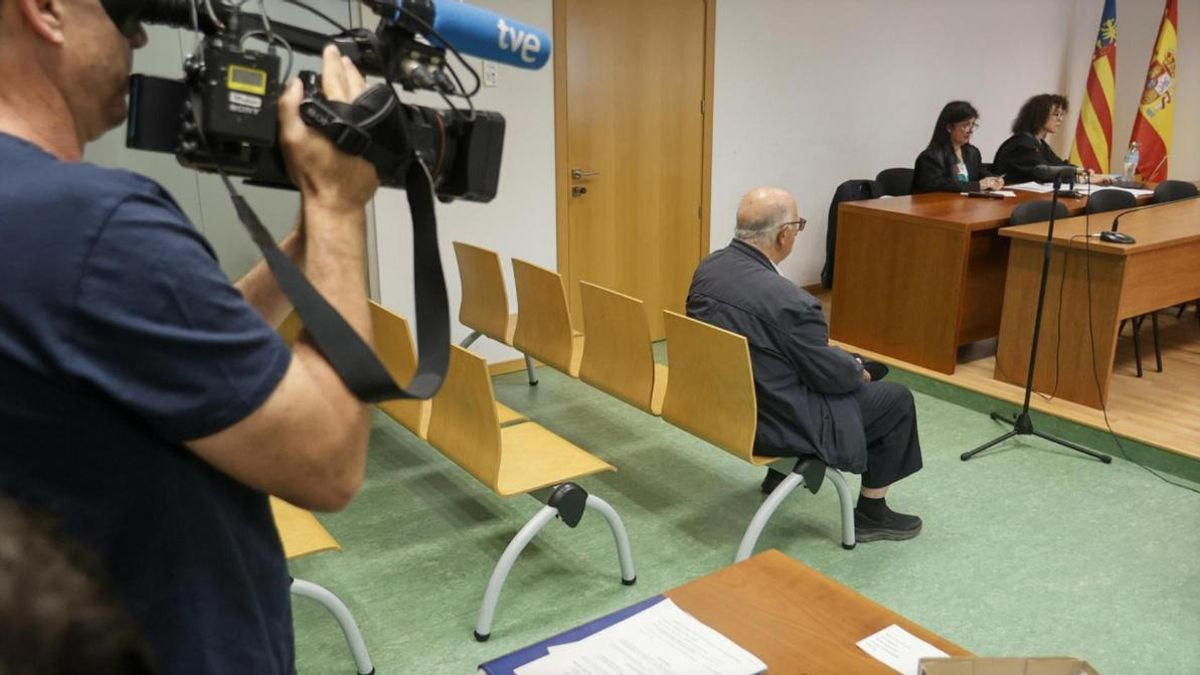 Condenado a un año y medio de cárcel un expresidente de las Corts del PP por agredir sexualmente a una paciente