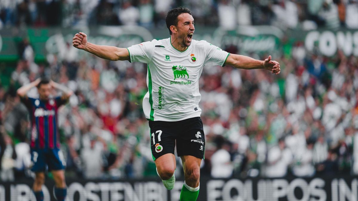 Jaime Mata celebra un gol con el Racing en El Sardinero.