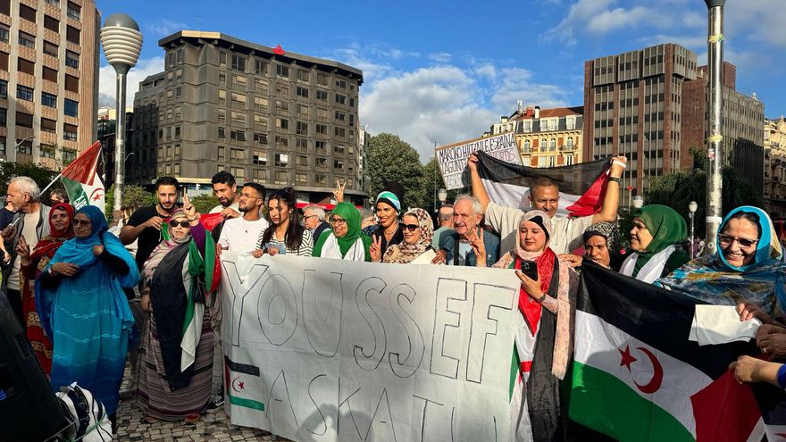 El piloto que iba a deportar al activista saharaui retenido en Bilbao se niega a llevarlo "por seguridad"