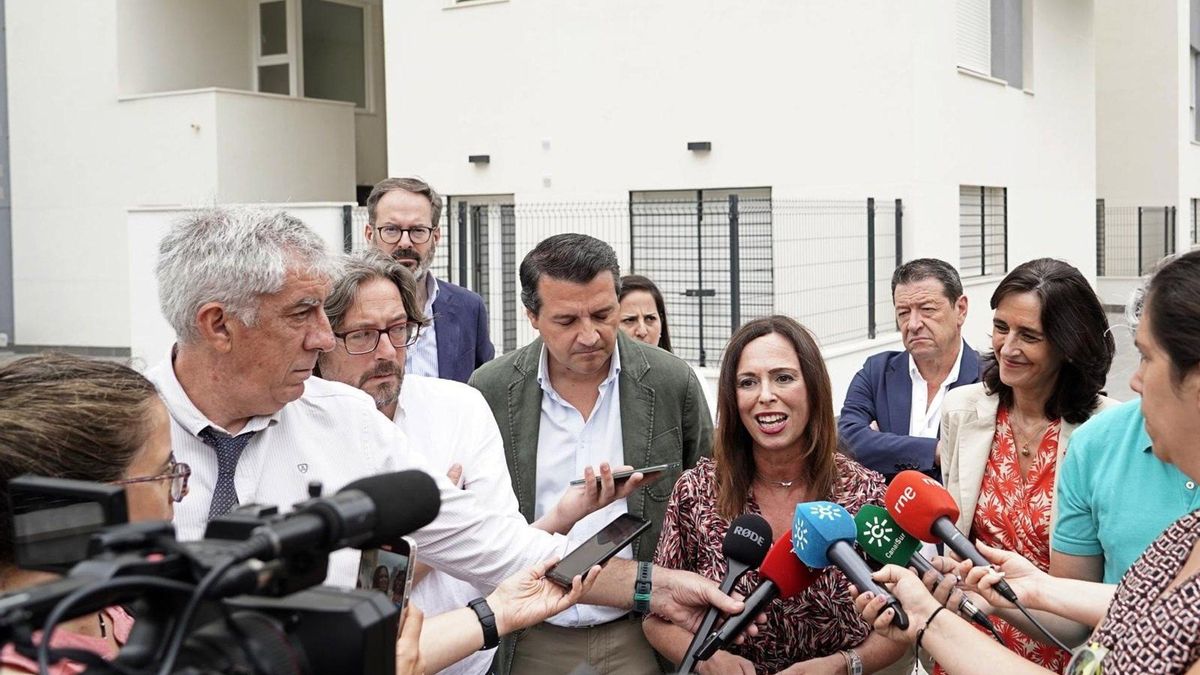 La consejera de Fomento, Rocío Díaz, atiende a los periodistas en Córdoba.