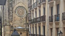 Guardia municipal de San Sebastián sanciona a un comercio en el que sus empleados atendían sin mascarilla