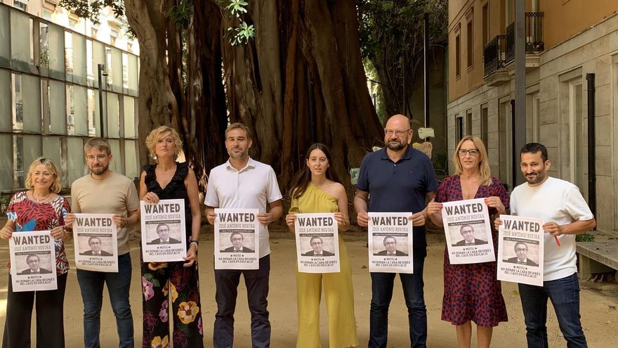 Diputados de Compromís en Les Corts con un cartel con el lema 'Wanted' para exigir la comparecencia del conseller José Antonio Rovira.