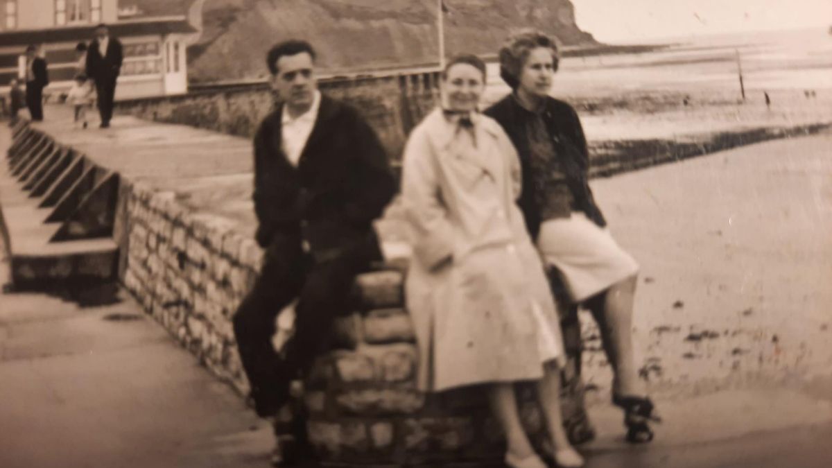 Enrique Blanes, amb la seva dona Carmen (a la dreta), durant el seu exili a França en una visita a les platges de Normandia.