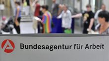 Un grupo de personas haciendo cola en una agencia de empleo en Leipzig, Alemania.