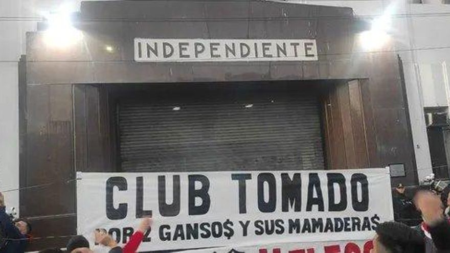 Independiente: batalla campal entre hinchas y policías en la sede de Avellaneda