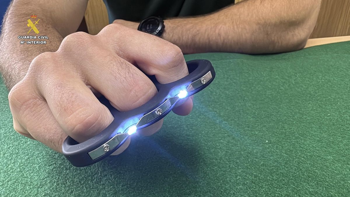 Denuncian a un hombre de 43 años en Navarrete que llevaba un puño americano con táser