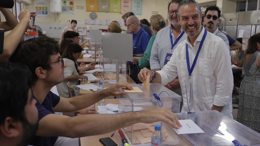 El popular Juan Bravo, número 1 por Sevilla, deposita su voto.