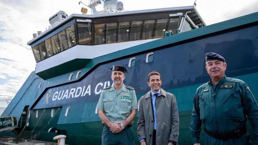 El delegado del Gobierno, Pedro Casares, junto al buque oceánico 'Duque de Ahumada'
