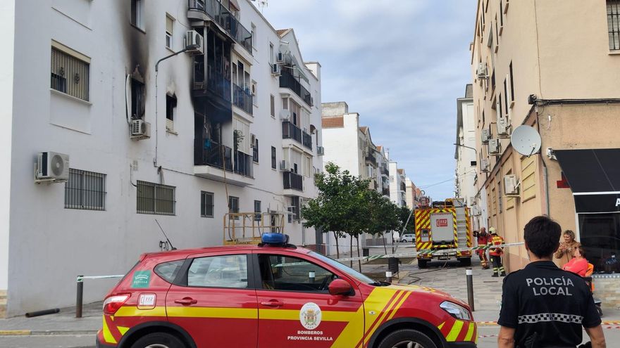 Fachada quemada de la vivienda incendiada.