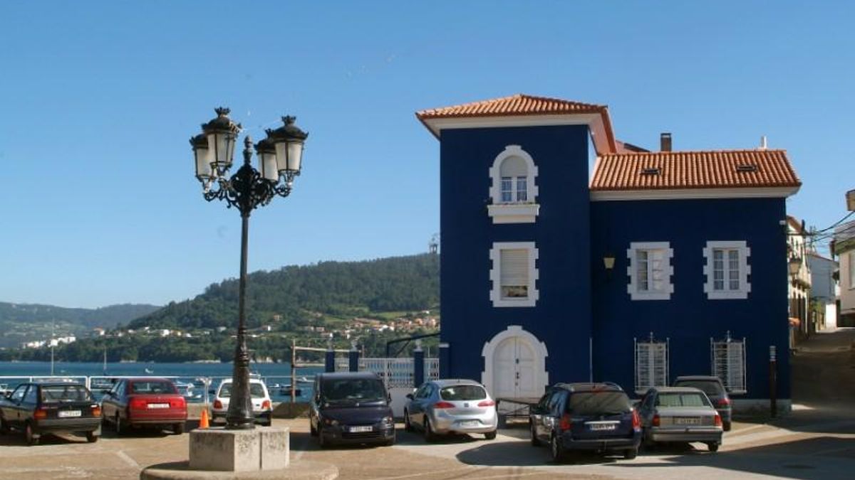 La Praza do Pedregal está enmarcada por llamativas casas indianas en tonos azules