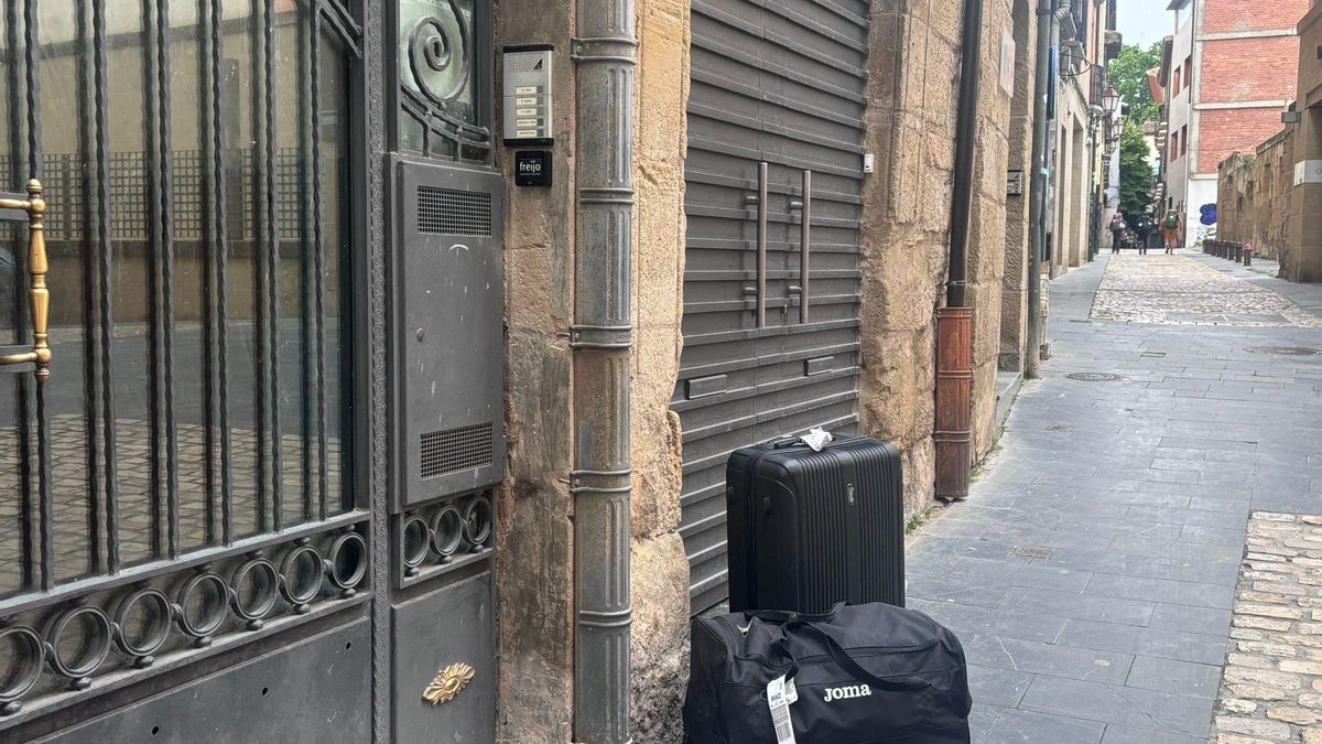 El PSOE acusa a Escobar de mantener la "barra libre" a los pisos turísticos: hasta 14 apartamentos en solo una acera de calle