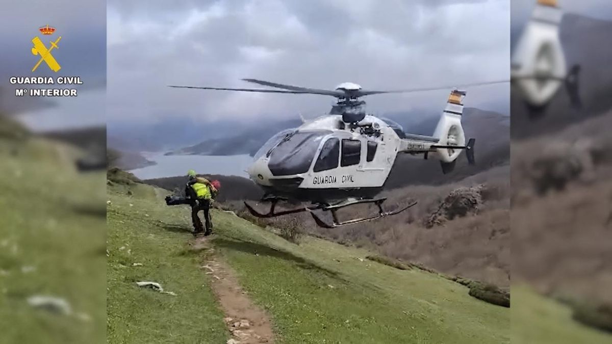 Momento del rescate en helicóptero en la ruta de Los Molinos de Folgoso de la Ribera.