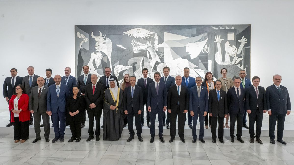 La foto de familia de la conferencia ministerial, frente al Gernika