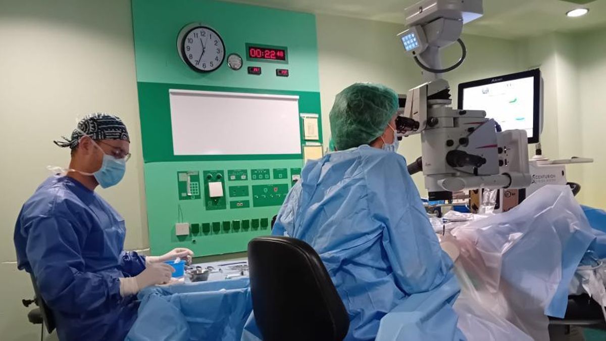 Imagen de una intervención de cataratas en la Unidad de Cirugía Mayor Ambulatoria del Clínico