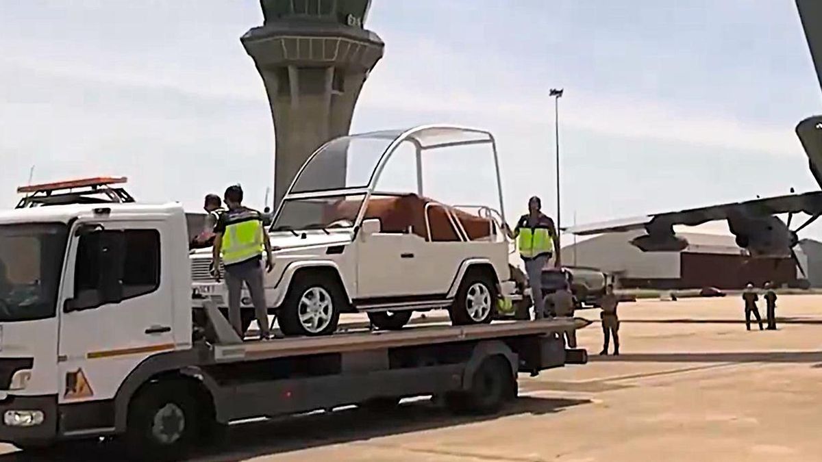 Papamóvil para el viaje a Madrid