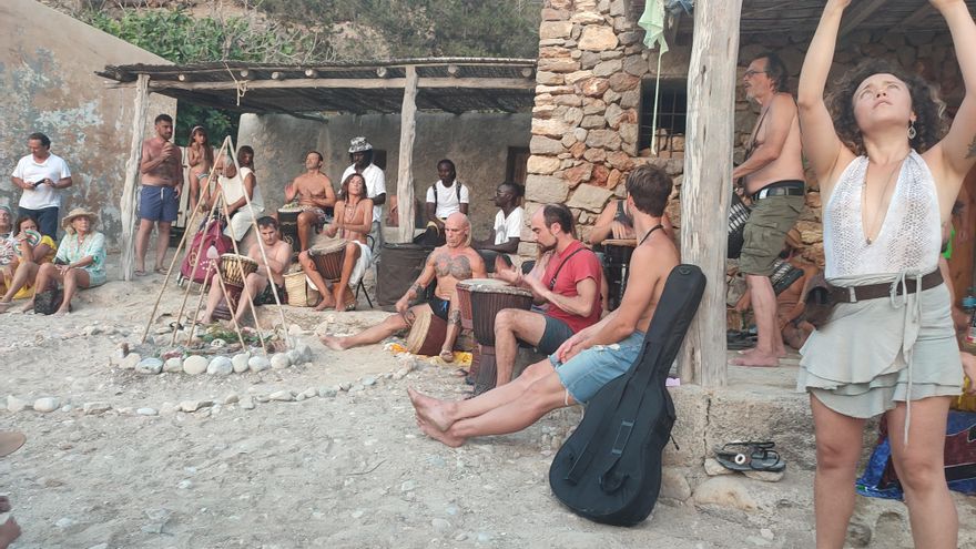 Las fiestas 'neohippies' en Ibiza: un riesgo para la isla a golpe de tambores, puestas de sol e Instagram