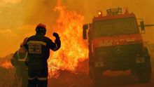 Efectivos de bomberos trabajan en las tareas de extinción del incendio forestal de Gátova, en la sierra Calderona