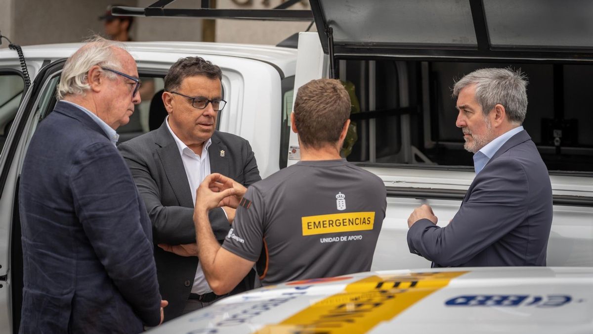El presidente de Canarias, Fernando Clavijo, y el consejero responsable de Emergencias, Manuel Miranda, escuchan al coordinador de la nueva Unidad de Apoyo a Emergencias.