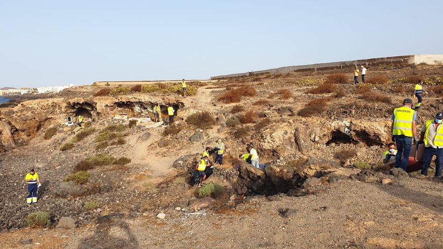 Momento del desalojo de las 80 personas instaladas en los asentamientos ilegales en Granadilla, Tenerife