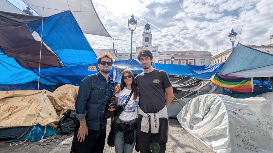 Lucas, Cris y Adrián, en la acampada de Sol el lunes 5 de octubre