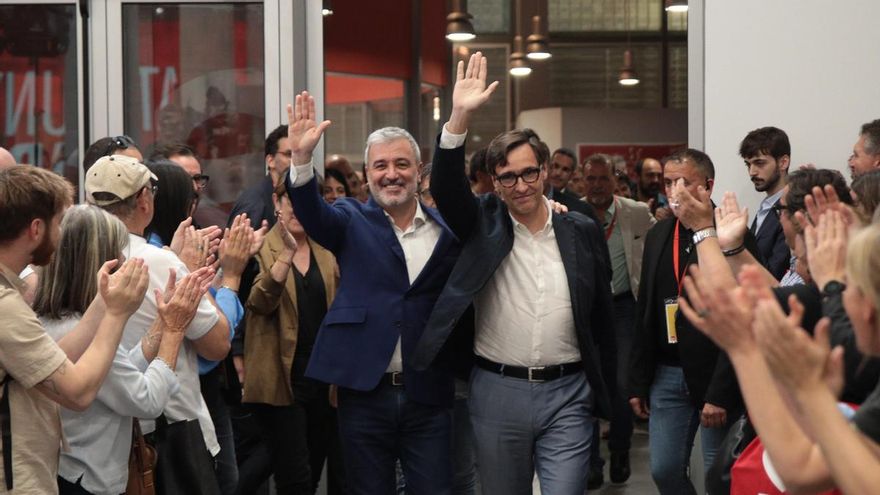 El candidato del PSC a la Generalitat, Salvador Illa, junto al alcalde de Barcelona, Jaume Collboni.