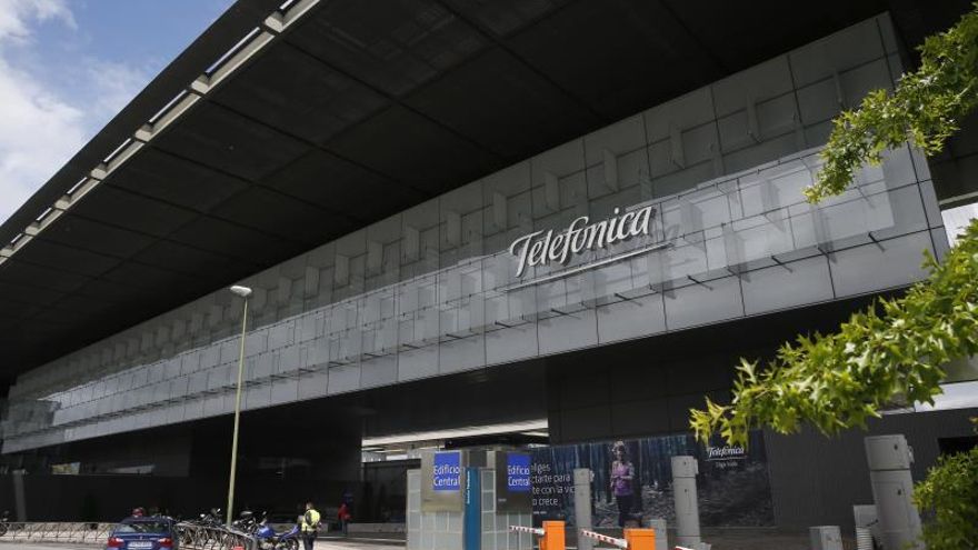 Telefónica avanza en el vaciado de la filial de infraestructuras que comparte con Amancio Ortega y KKR
