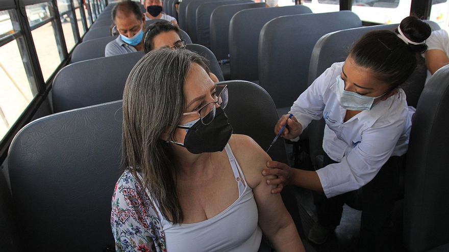 Personal de salud vacuna hoy contra la covid-19, a trabajadores de maquiladoras en Ciudad Juárez, estado de Chihuahua (México). EFE/Luis Torres